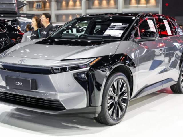 Toyota bZ4X 2026 "chào sân" Đông Nam Á: Nâng cấp thiết kế sắc sảo, giá từ 1,22 tỷ đồng