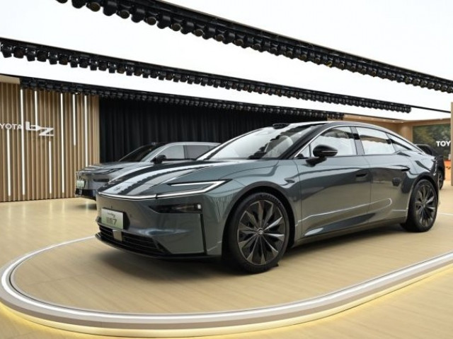 Toyota bZ7 chốt hơn 3.100 đơn đặt hàng sau một tiếng ra mắt: Sedan điện sở hữu công nghệ Huawei, đi được 710 km/sạc