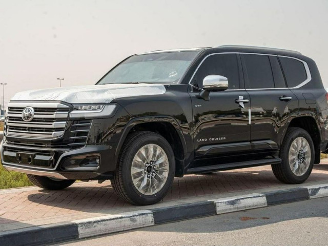 Toyota Land Cruiser LC300 Hybrid rục rịch về Việt Nam