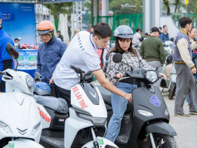 Xe máy điện VinFast lập kỷ lục doanh số với hơn 135.000 đơn đặt hàng trong tháng 3